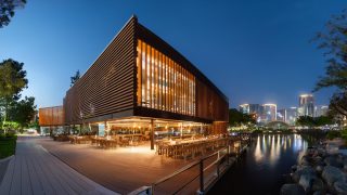 地方都市の市街地に流れる川沿いの複合商業施設