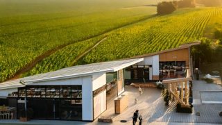 農園に付属する直売所とデリカフェ