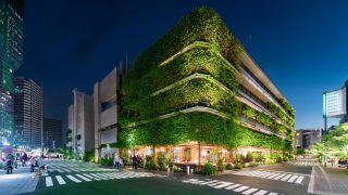 地方都市の市街地街角に建つ複合商業施設